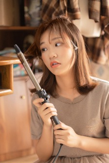 儿子帮妈妈疏通下水道